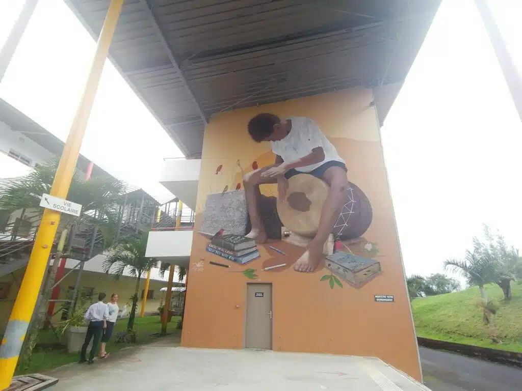 Fresque de Méo représentant Zoli Kèr, au lycée de Vincendo à Saint-Joseph.