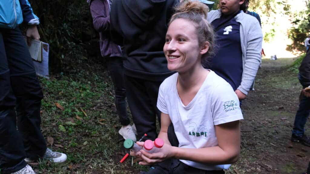 Plathelminthe Petite Ile sentier Vivier avec la classe de Tiphaine et Raphaelle Pascot spécialiste de ces vers plats. Et Valentin Vaslet médiateur Nature océan indien NOI