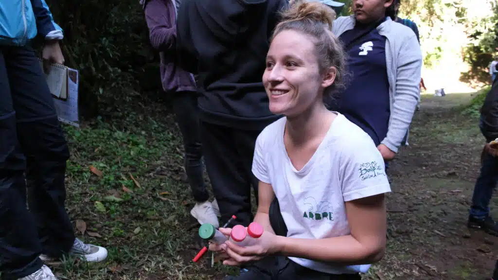Plathelminthe Petite Ile sentier Vivier avec la classe de Tiphaine et Raphaelle Pascot spécialiste de ces vers plats. Et Valentin Vaslet médiateur Nature océan indien NOI