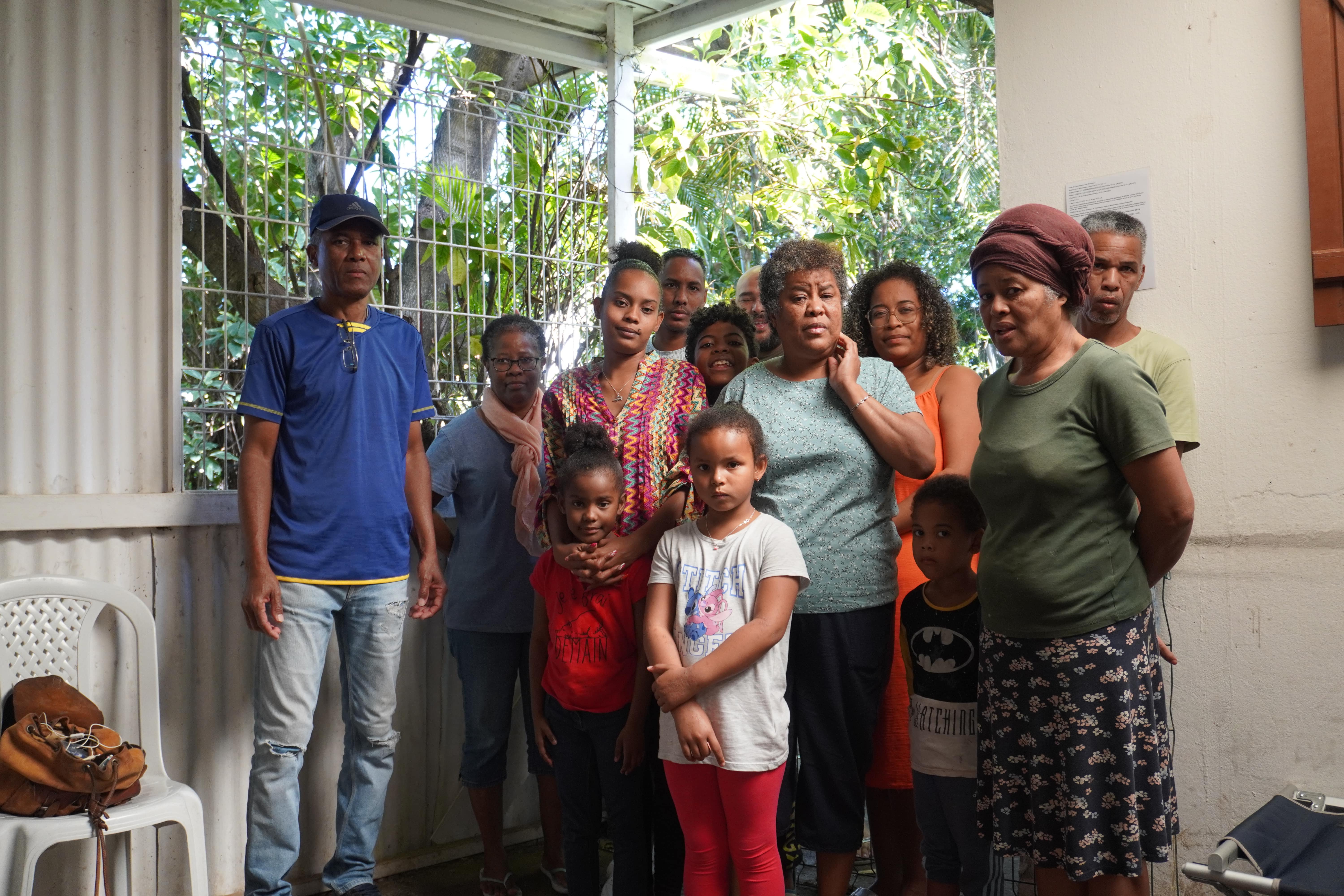 La famille Rallots, expulsée de chez elle à Ravine Blanche à Saint-Pierre depuis le 25 avril 2024 vit toujours sur les lieux. (Photo SF)