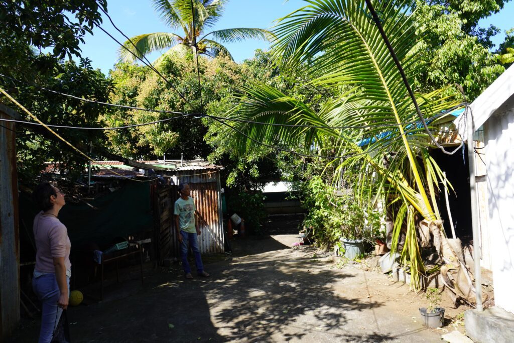 La famille Rallots, expulsée de chez elle à Ravine Blanche à Saint-Pierre depuis le 25 avril 2024 vit toujours sur les lieux. (Photo SF)