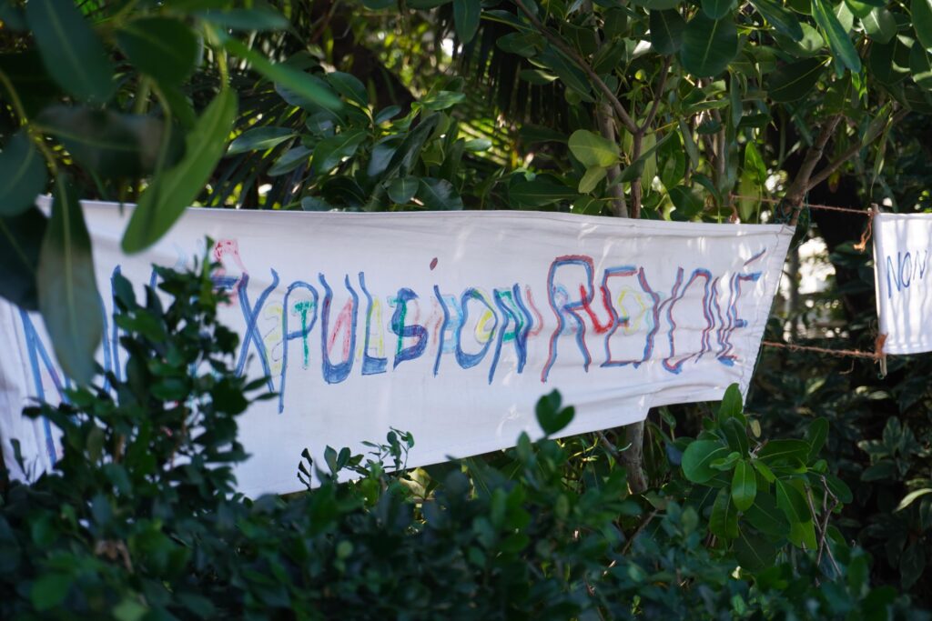 La famille Rallots, expulsée de chez elle à Ravine Blanche à Saint-Pierre depuis le 25 avril 2024 vit toujours sur les lieux. (Photo SF)