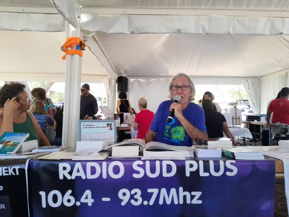 Le salon du livre Zarlor organisé par Komkifo s'est tenu à l'Etang-Salé le dimanche 20 octobre. Il a attribué son prix à Nathalie Valentine Legros pour son livre Bourbon Mystère.