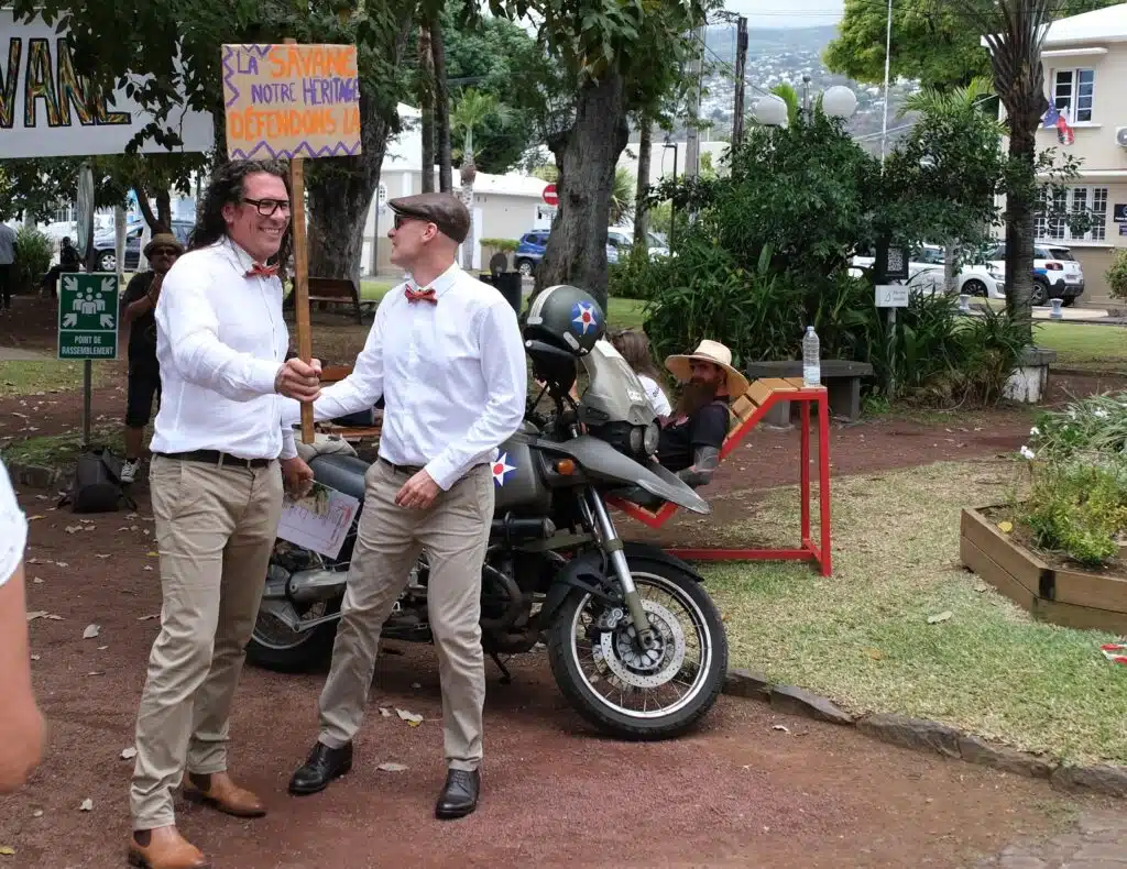 Manifestation Protège nout savane Saint-Paul mariés