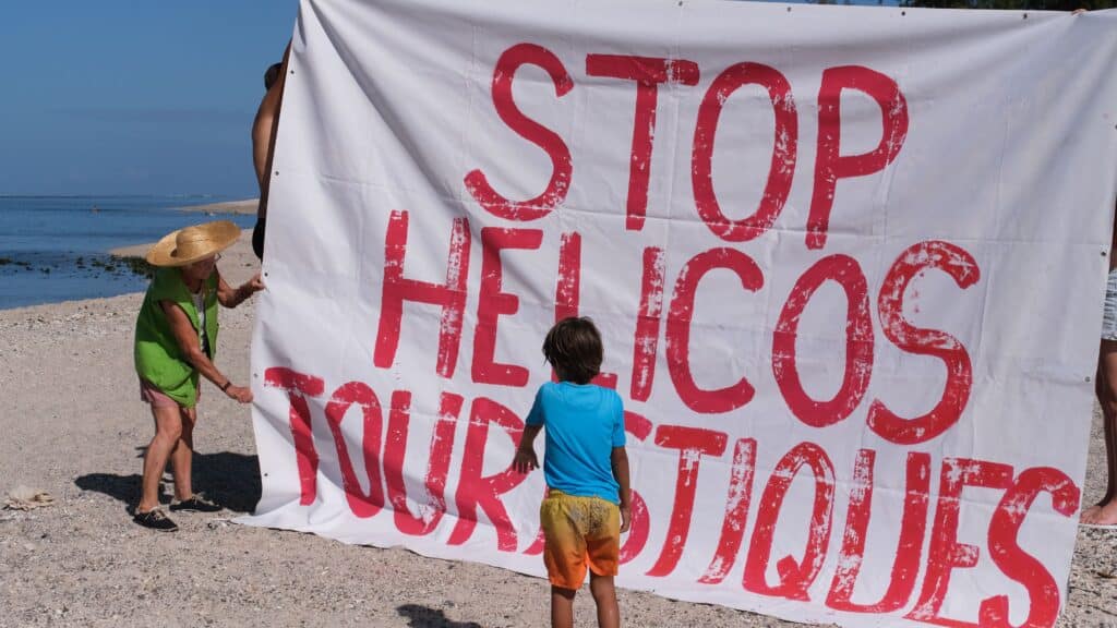 banderoles hélicoptères Greenpeace la Saline