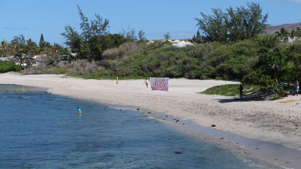 banderoles hélicoptères Greenpeace la Saline