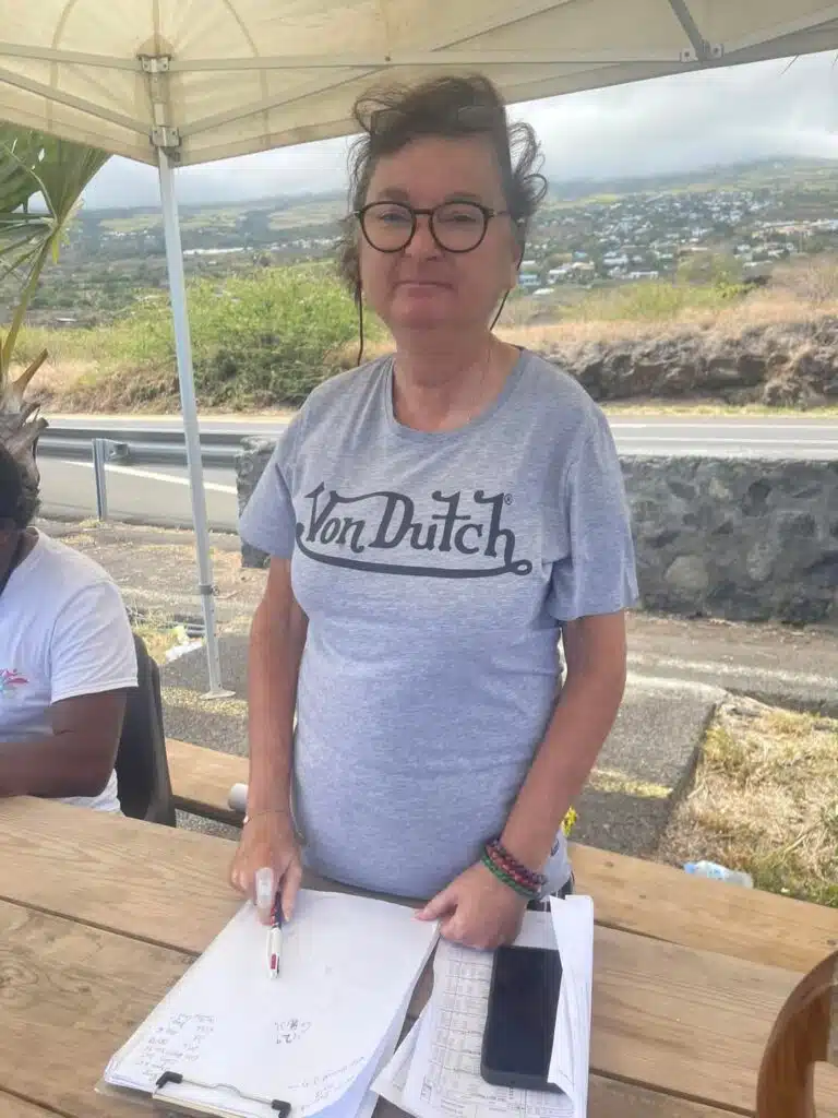 Karine Dudon, nouvelle présidente du comité régional entourée de cyclistes.