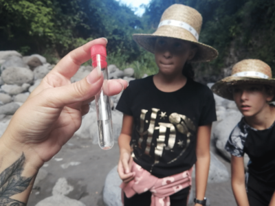 Les associations Plant'Ali et Osphère accompagnent les marmay de l'Entre-Deux sur leur aire terrestre éducative dans le Bras de la Plaine.