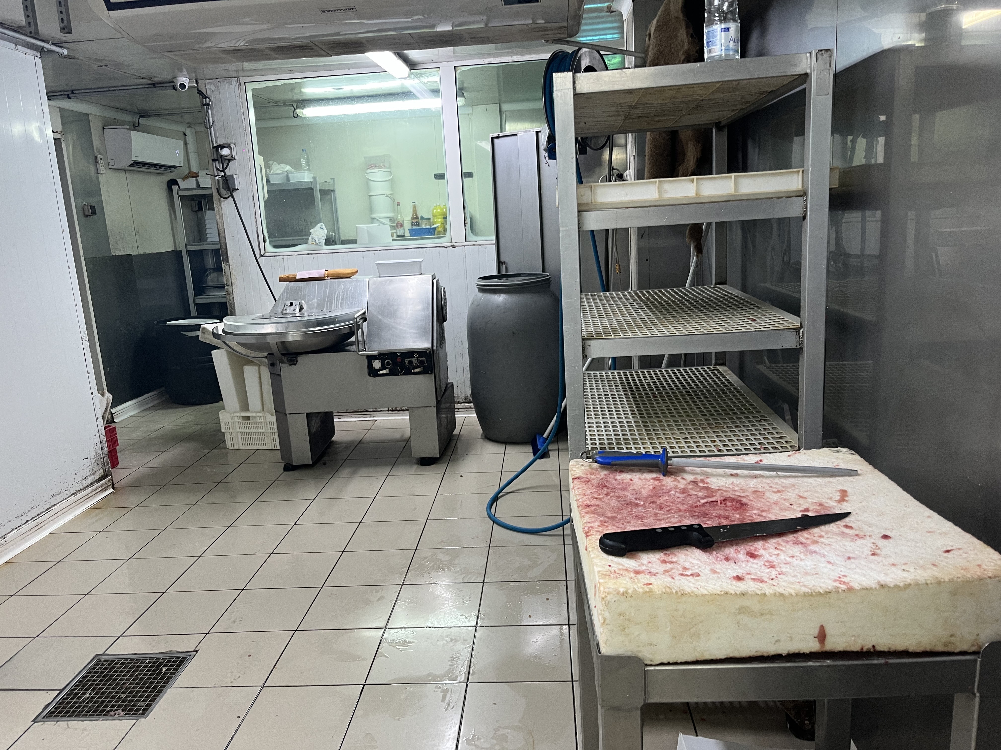 Couteau en attente de lavage avec les stocks d'eau.