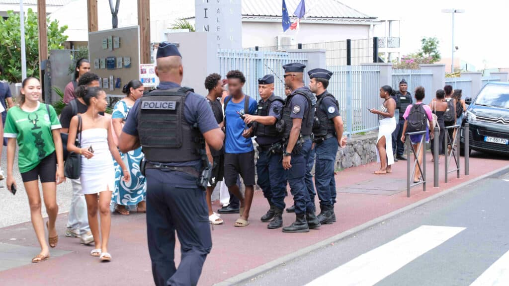 opération Etat protez anou sécurité Le Port Jean Hinglo Patrice Latron préfet de la Réunion opération lycée Jean-Hinglo Le Port Eta y protèz a nou. Police chien