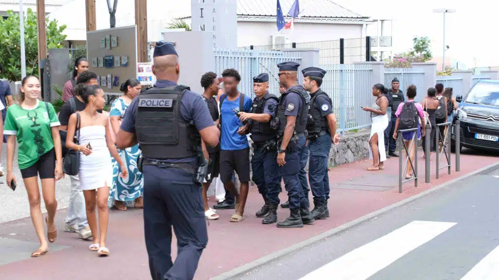 opération Etat protez anou sécurité Le Port Jean Hinglo Patrice Latron préfet de la Réunion opération lycée Jean-Hinglo Le Port Eta y protèz a nou. Police chien