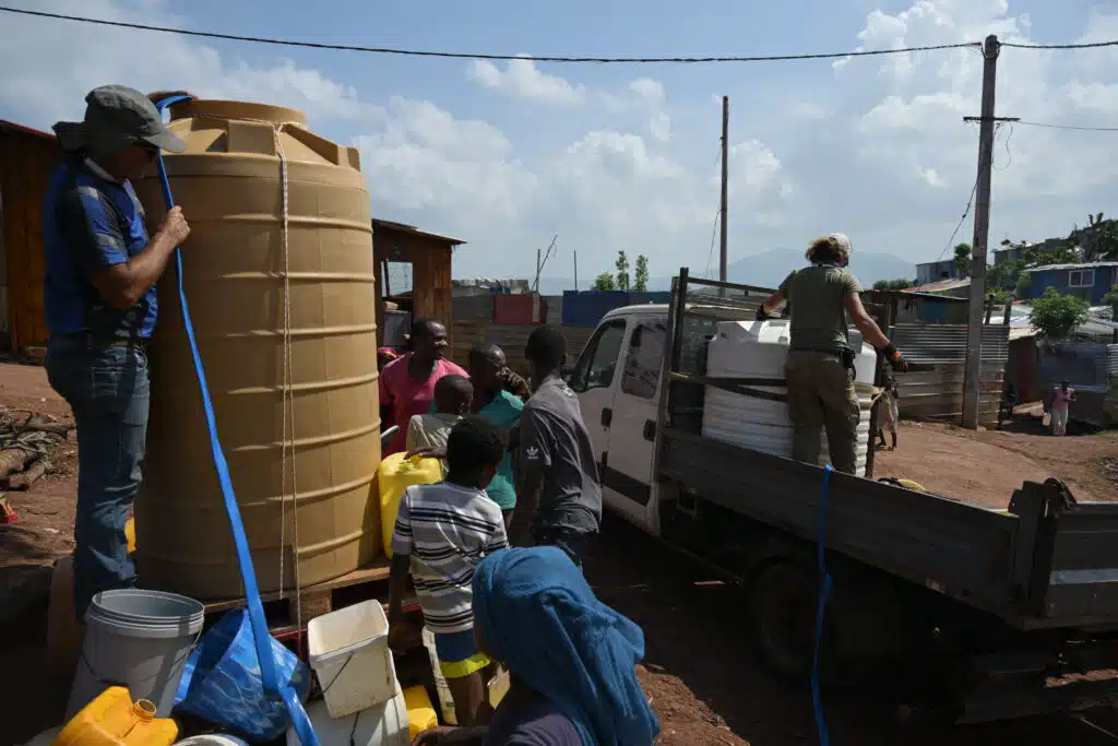 La Croix Rouge remplit la cuve du bidonville de Passamainty.