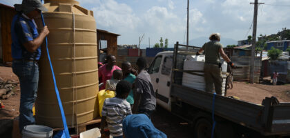 La Croix Rouge remplit la cuve du bidonville de Passamainty.