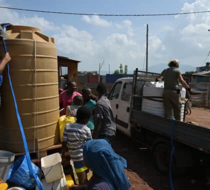 La Croix Rouge remplit la cuve du bidonville de Passamainty.