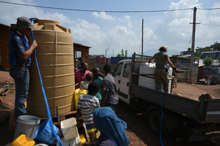 La Croix Rouge remplit la cuve du bidonville de Passamainty.