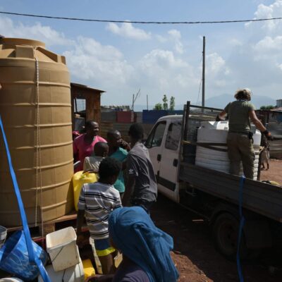 La Croix Rouge remplit la cuve du bidonville de Passamainty.