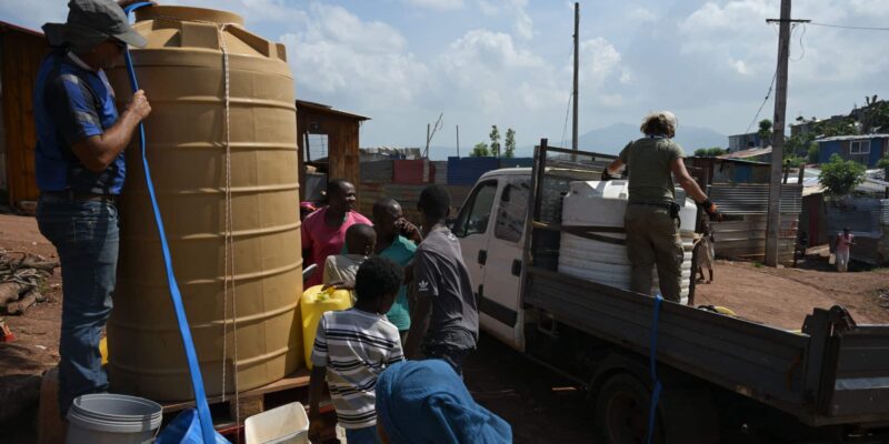 La Croix Rouge remplit la cuve du bidonville de Passamainty.