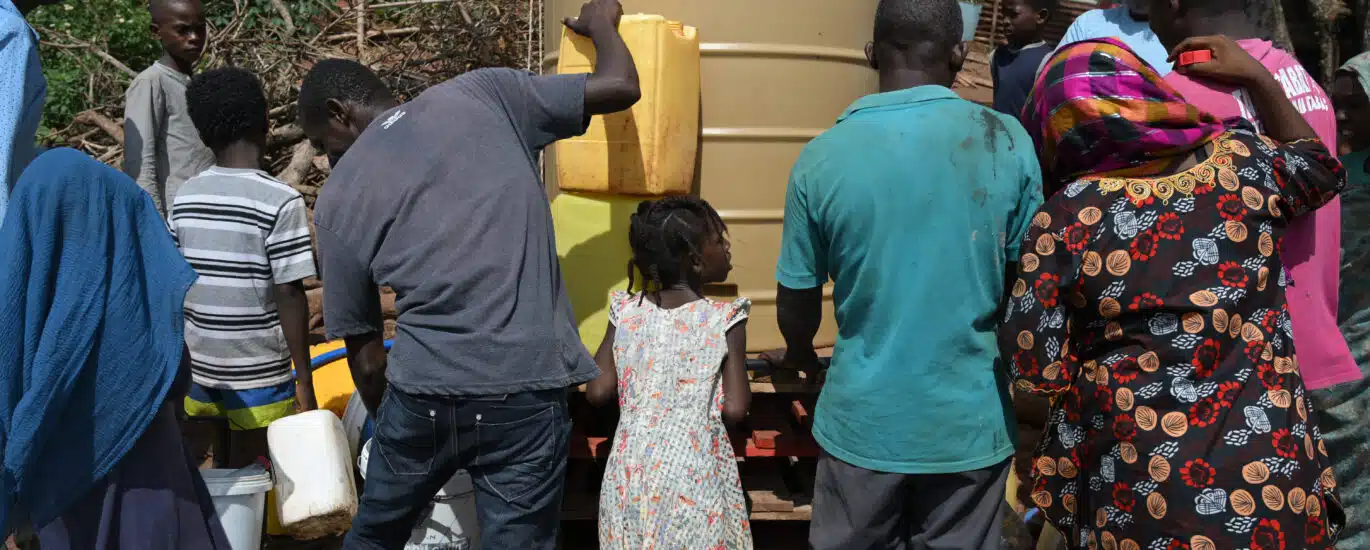 Les habitants du bidonville viennent remplir leurs bidons avec l’eau potable ramenée par la Croix Rouge. Les premiers sont arrivés tôt le matin plusieurs heures avant l’arrivée du camion.