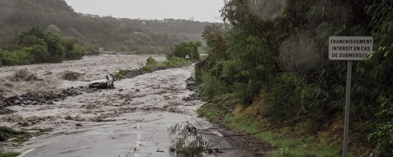Au niveau du radier du Ouaki une voiture a été emportée par les flots.