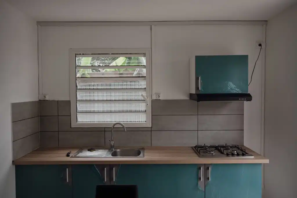 Dans la petite kaz qui lui a été construite avec le soutien du CCAS, Monsieur Pattiama n'a toujours pas fini d'enlever les protections des meubles.