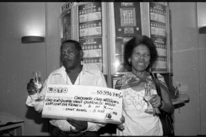 photo de la Une du Quotidien du 4 mai 1994 Julien et Léonne Ramsa gros lot loto le port