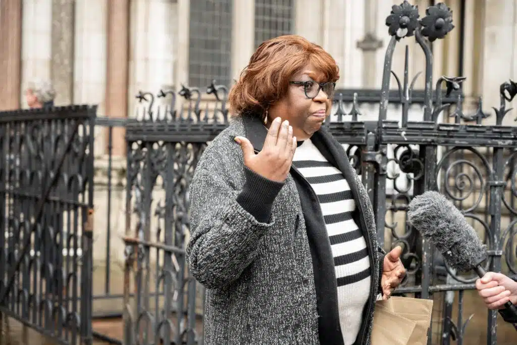 Bernadette Dugasse est interviewé après le verdict le 5 décembre 2024.