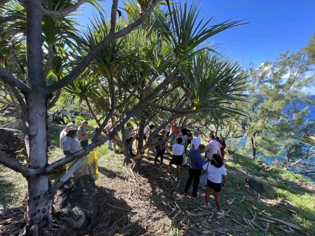 ARB agence régionale de la biodiversité avec Ericka Bareigts et Karine Pothin à Saint-Pierre Bassin 18 sur le site protégé de Terre Rouge où ont été découverts des geckos verts de Manapany © Franck Cellier