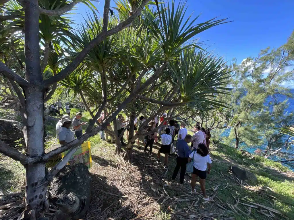 ARB agence régionale de la biodiversité avec Ericka Bareigts et Karine Pothin à Saint-Pierre Bassin 18 sur le site protégé de Terre Rouge où ont été découverts des geckos verts de Manapany © Franck Cellier