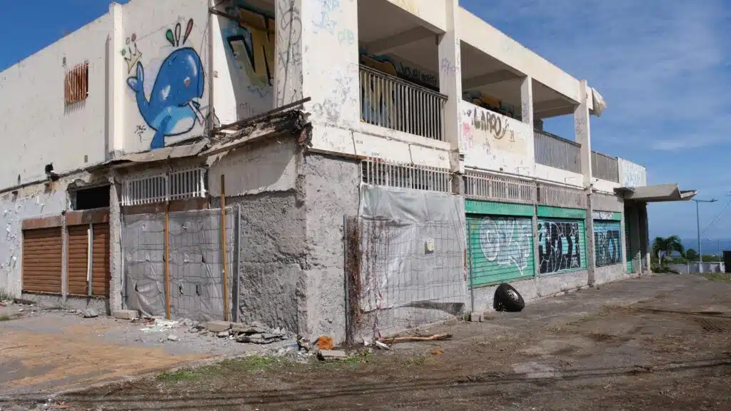 Bâtiment où est stocké de l'amiante, arrêt de bus Croisée Sans-Soucis La Plaine Saint-Paul à côté de la boulangerie l'Île aux Pains. Jean-Marc Law Waï.