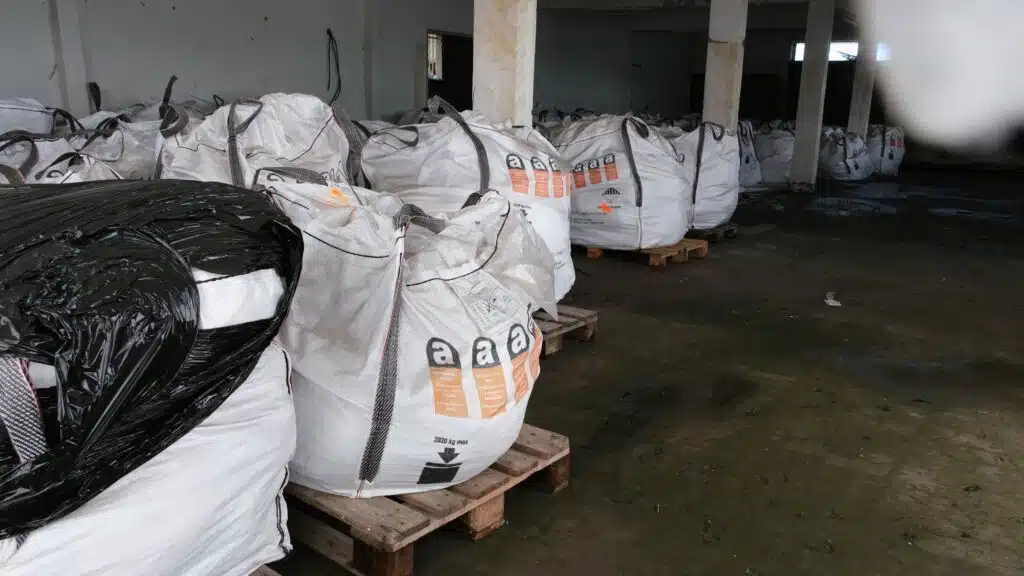 Bâtiment où est stocké de l'amiante, arrêt de bus Croisée Sans-Soucis La Plaine Saint-Paul à côté de la boulangerie l'Île aux Pains. Jean-Marc Law Waï.