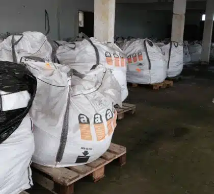 Bâtiment où est stocké de l'amiante, arrêt de bus Croisée Sans-Soucis La Plaine Saint-Paul à côté de la boulangerie l'Île aux Pains. Jean-Marc Law Waï.
