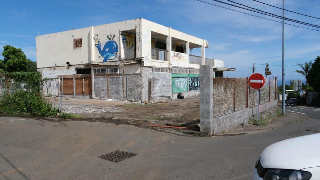 Bâtiment où est stocké de l'amiante, arrêt de bus Croisée Sans-Soucis La Plaine Saint-Paul à côté de la boulangerie l'Île aux Pains. Jean-Marc Law Waï.