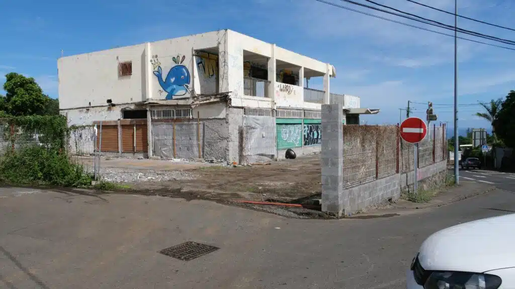 Bâtiment où est stocké de l'amiante, arrêt de bus Croisée Sans-Soucis La Plaine Saint-Paul à côté de la boulangerie l'Île aux Pains. Jean-Marc Law Waï.