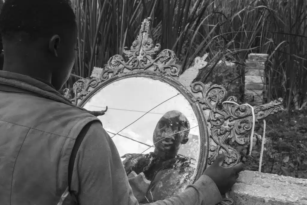 "De l'autre côté du miroir" tirée de la série "Il était une fois l'Enfance"