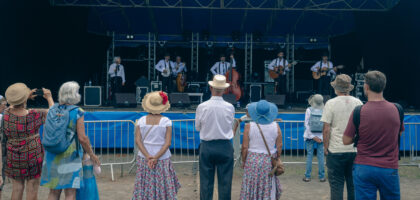 Le groupe Pat' Jaune ouvre la Fet Kaf à Petite Ile le 20 décembre 2024.