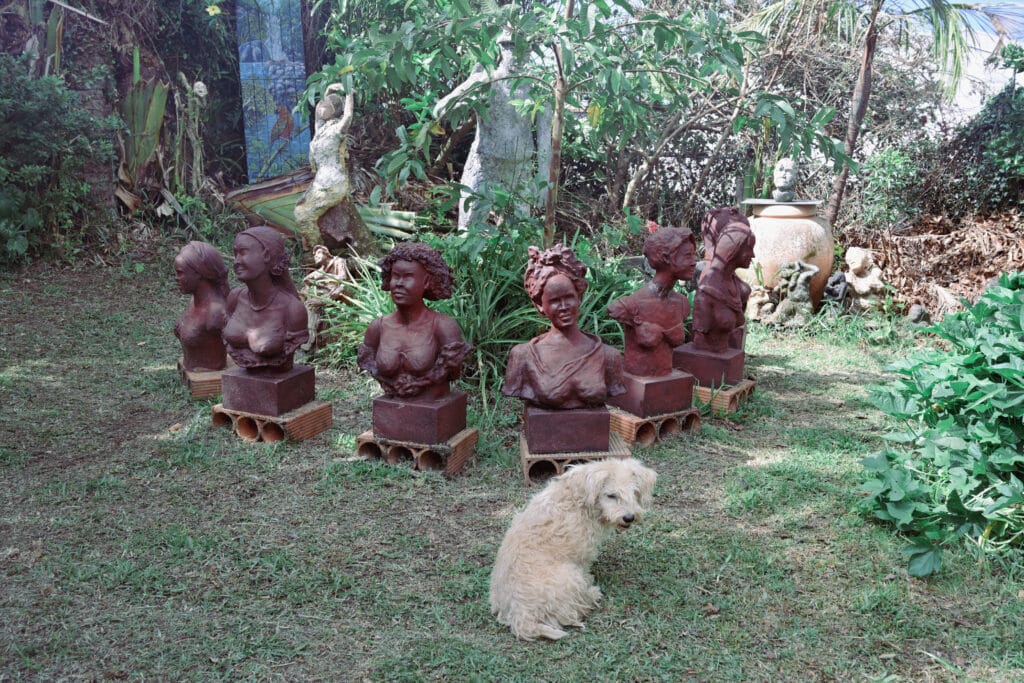 Bustes représentants les huit ethnies de l'île, par Nathalie Maillot.