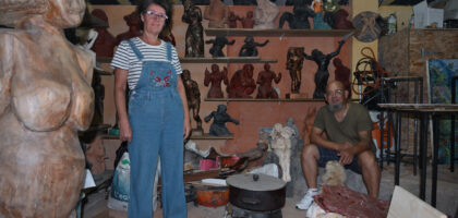 Les sculpteurs Nathalie Maillot et Nelson Boyer dans leur atelier à la Crête.