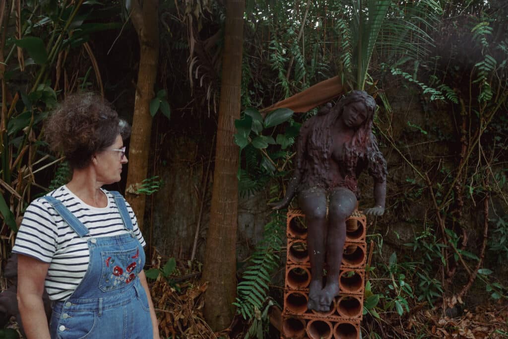 Nathalie Maillot regarde sa sculpture, la Sirène.