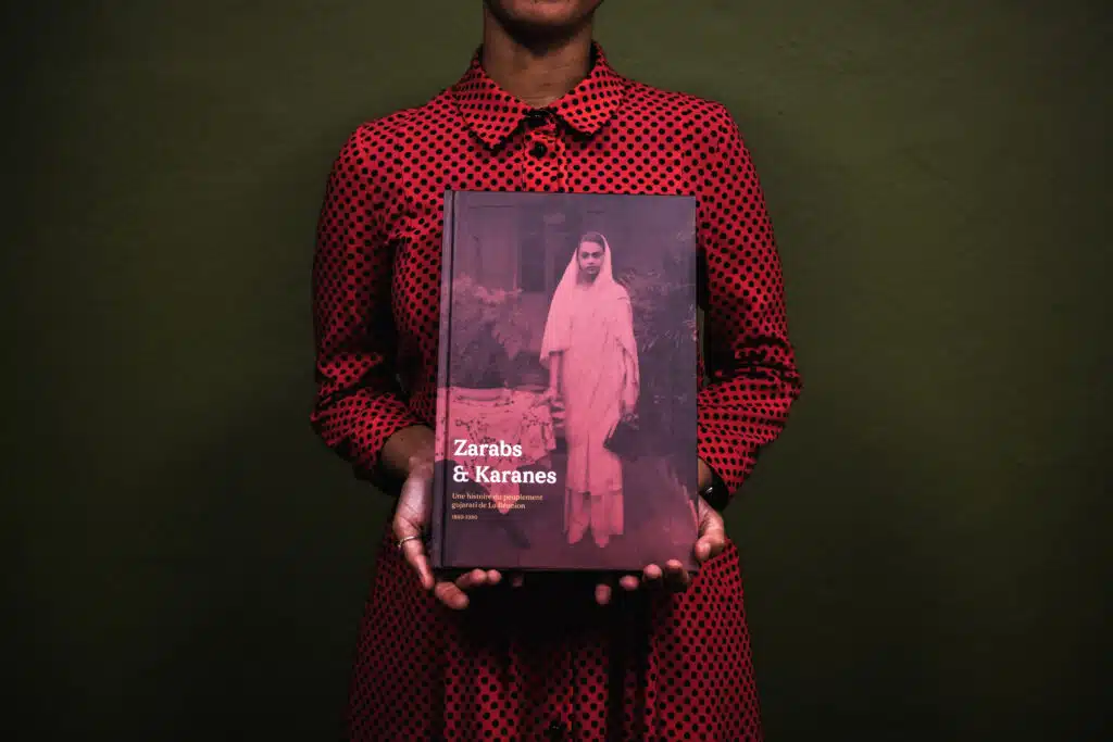 L'historienne Sahara Cassim avec son nouvel ouvrage Zarabs & Karanes.