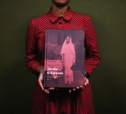 L'historienne Sahara Cassim avec son nouvel ouvrage Zarabs & Karanes.