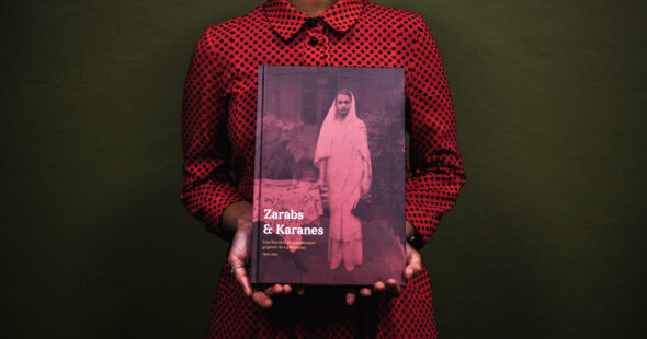L'historienne Sahara Cassim avec son nouvel ouvrage Zarabs & Karanes.