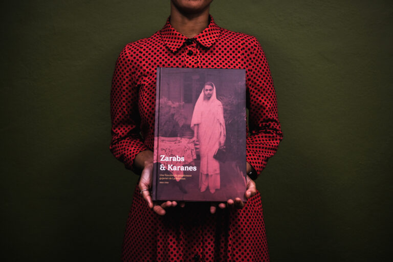 L'historienne Sahara Cassim avec son nouvel ouvrage Zarabs & Karanes.