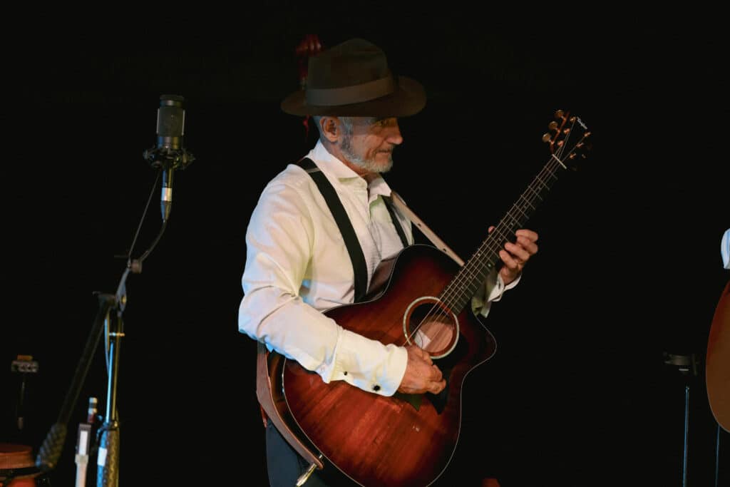 François Gonthier à la guitare.