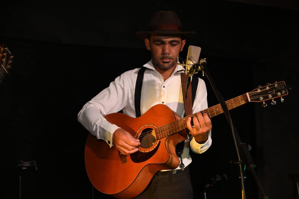 Loïc Dijoux, dernier arrivant, à la guitare.
