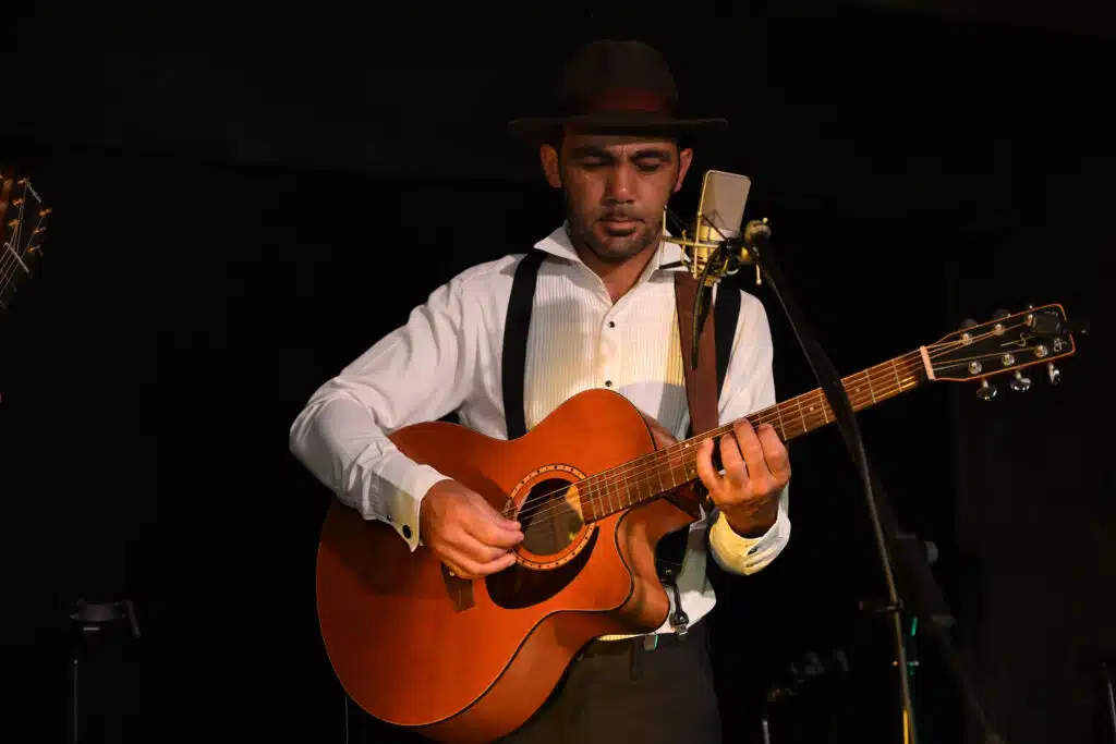 Loïc Dijoux, dernier arrivant, à la guitare.