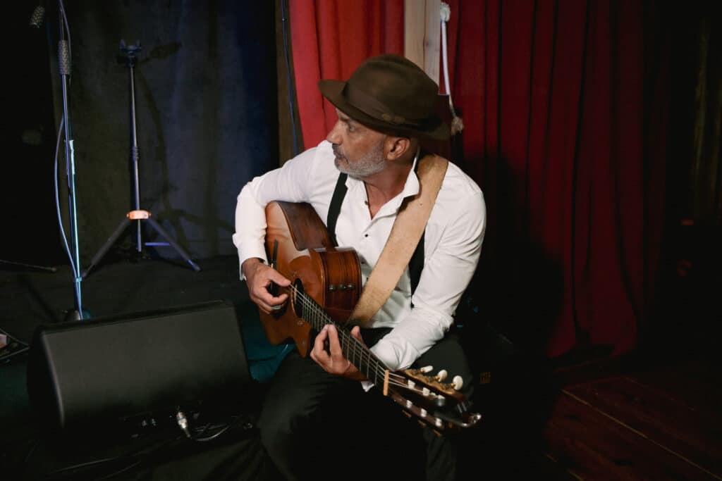 Michel Gonthier accorde sa guitare en début de répétition.