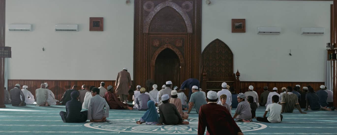 Fidèles à l'intérieur de la mosquée