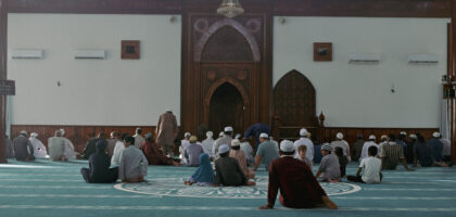 Fidèles à l'intérieur de la mosquée
