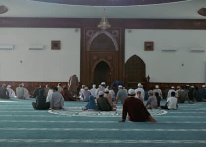 Fidèles à l'intérieur de la mosquée