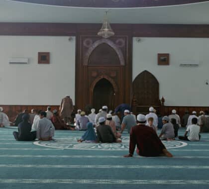 Fidèles à l'intérieur de la mosquée